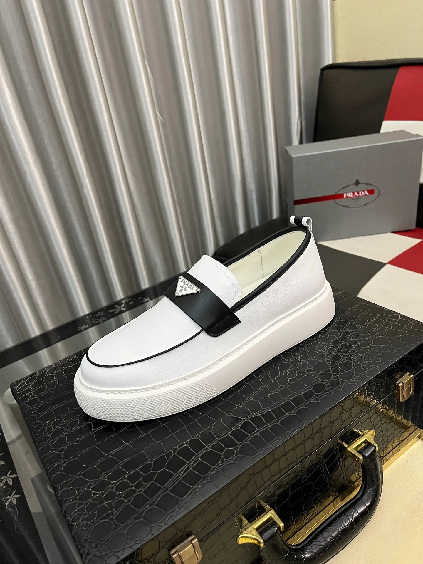 Men's shoes 💰: 560⌚️⌚️[PRADA] Prada casual shoes, originally developed 1:1, made of high-mercerized cowhide with imported cowhide, silk sheepskin lining, rubber outsole, comfortable and soft on the foot, size: 38-443️⃣Colors available